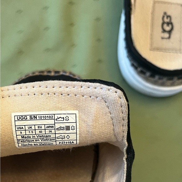 UGG Women’s Black Leather Slip-Ons size 9 - Picture 5 of 5